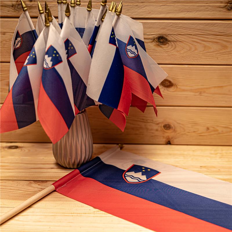 slovenska zastava, večja